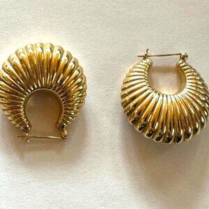 14kt Yellow Gold Oval Hoop Earrings